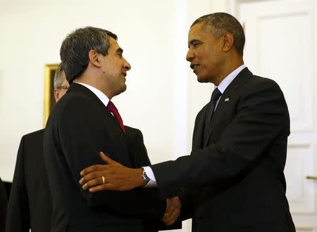 U.S. President Barack Obama shakes hands with Bulgaria's President Rosen Plevneliev (L) as Poland's President Bronislaw Komorowski (C) looks on before a meeting with Central and Eastern European Leaders at the Presidential Palace in Warsaw June 3, 2014. REUTERS/Kacper Pempel