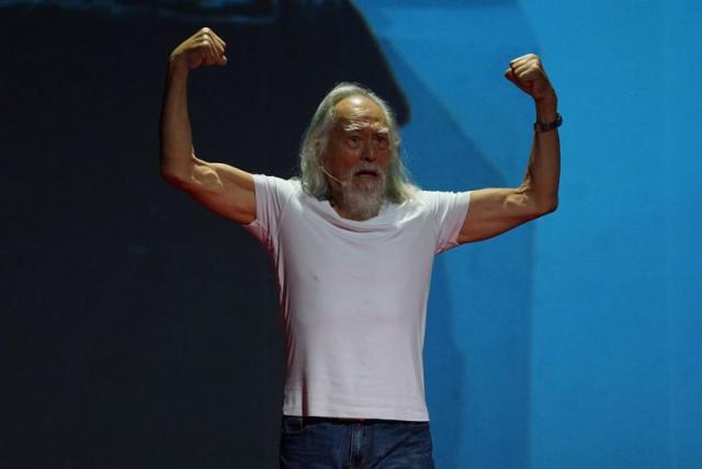 China's hottest runway model is an 80-year-old grandpa with great abs