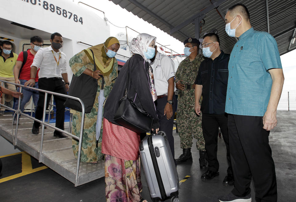 PenangPort Commision Chairman Datuk Tan Teik Cheng greets passengers boarding the new speedboat for their journey from Pengkalan Sultan Abdul Halim Ferry Terminal to Swettenham Pier, January 1, 2021. — Picture by Sayuti Zainuddin