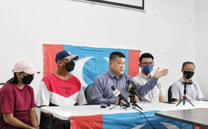 馬來西亞青年受騙被帶至柬埔寨，父母上月在議員陪同下召開記者會。（翻攝自《亞視新聞東南亞》）