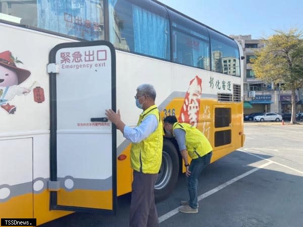 二二八連假的到來，彰化監理站派員到客運公司落實執行場站、車內等消毒及體溫量測等防疫措施。（記者方一成攝）