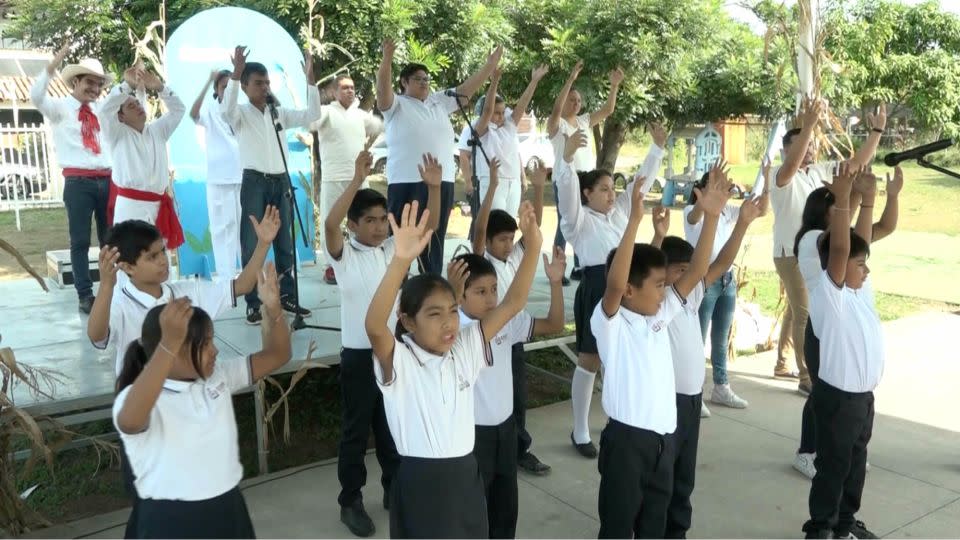 Schüler der Escuela Secundaria Enriqueta Echarte de Silva García spielen während ihrer Veranstaltung „Call to the Earth 2023 – Scurtaria de Educación y Cultura“ gemeinsam ein Lied