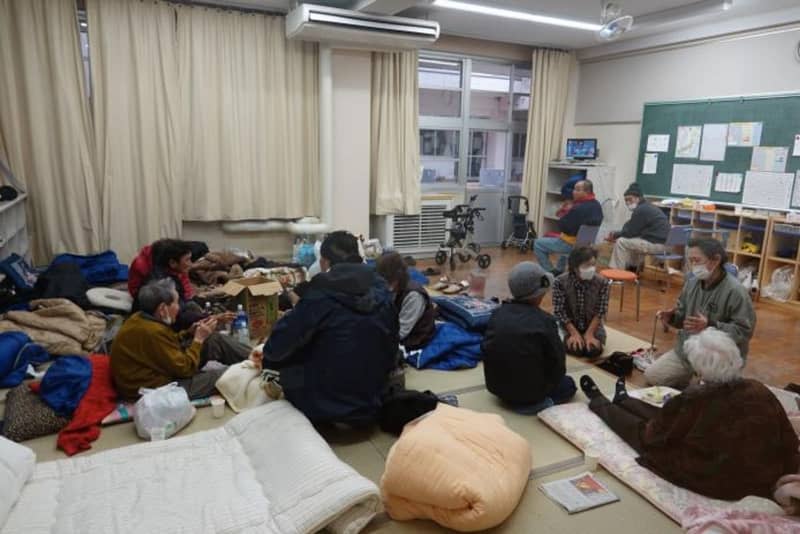 People stay at Togi Elementary School in the town of Sikamachi, Ishikawa Prefecture, central Japan, two days after they evacuated to the shelter due to a powerful earthquake that rocked a wide area of the prefecture and its surrounding areas. -/YNA/dpa