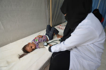 FILE PHOTO: A nurse attends to a boy infected with cholera at a hospital in the Red Sea port city of Hodeidah, Yemen May 14, 2017. REUTERS/Abduljabbar Zeyad/File Photo