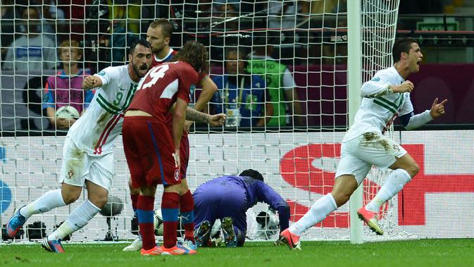 Gol ke-6 Cristiano Ronaldo dicetak pada laga perempatfinal Euro 2012 melawan Republik Ceska di National Stadium, Warsawa (21/6/2012). Gol terjadi di menit ke-79 yang membawa Portugal unggul 1-0. Hasil akhir Portugal menang 1-0. (Foto: AFP/Janek Skarzynski)