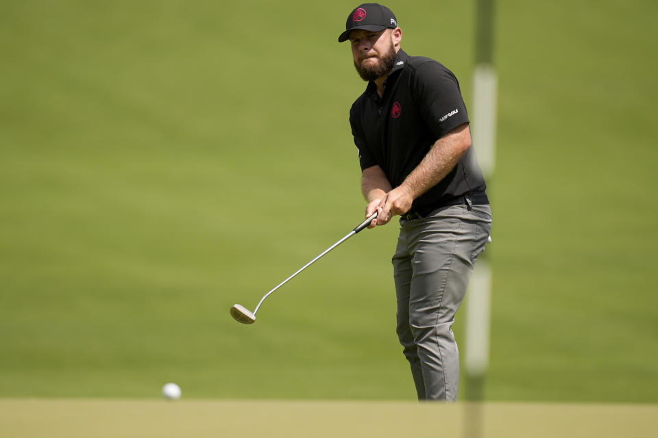 Tyrrell Hatton, of England, putts on the 16th hole during the first round of the U.S. Open golf tournament Thursday, June 13, 2024, in Pinehurst, N.C. (AP Photo/Mike Stewart)