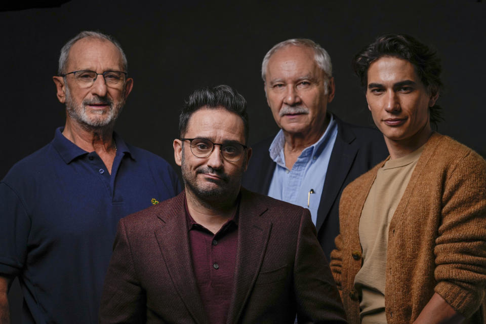 De izquierda a derecha, Gustavo Zerbino, el director J. A. Bayona, el escritor Pablo Vierci, y el actor Enzo Vogrincic posan para un retrato para promover la película "La sociedad de la nieve" el viernes 27 de octubre de 2023, en Los Ángeles. (Foto AP/Ashley Landis)