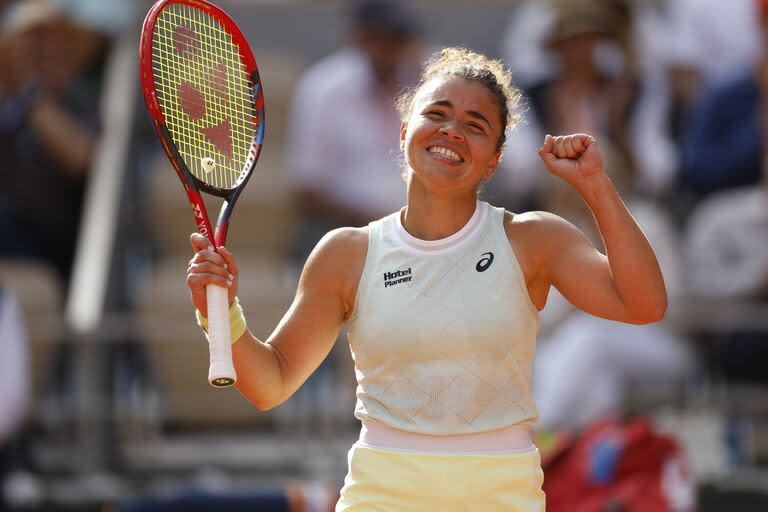 La italiana Jasmine Paolini celebra luego de vencer a la rusa Mirra Andreeva en la semifinal de Roland Garros; jugará contra la polaca Iga Swiatek por el título