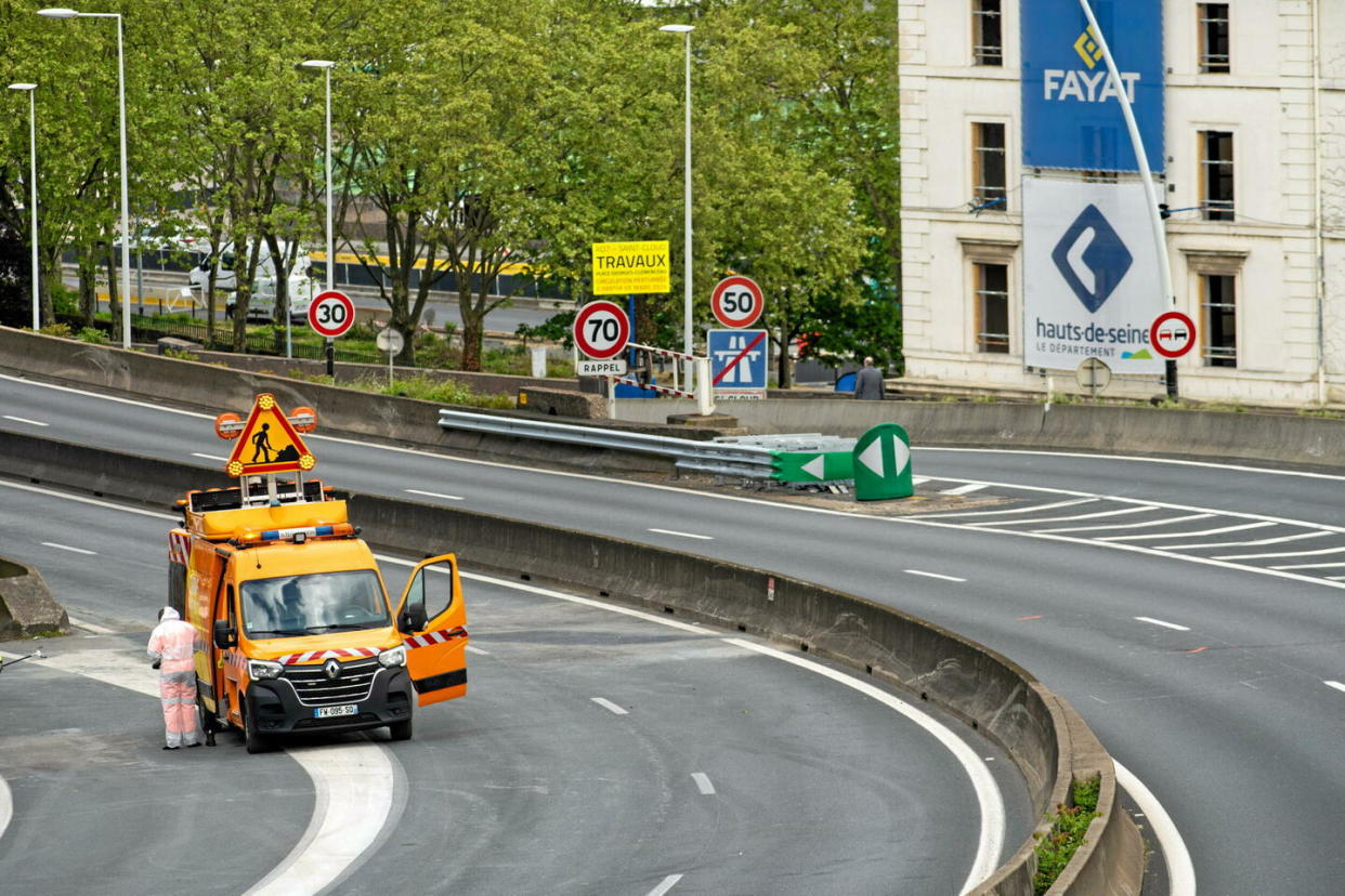 Depuis le jeudi 18 avril, une portion de l'autoroute A13 est fermée entre le boulevard périphérique parisien et Vaucresson après la découverte d'une fissure transversale dans le secteur de Saint-Cloud.  - Credit:Mario Fourmy/SIPA