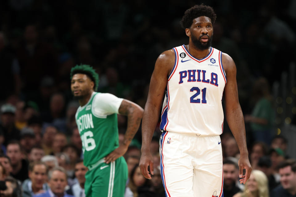 因膝傷缺陣的76人球星Joel Embiid，此役雖重回球場並繳出15分5組攻成績，但無奈團隊三分線手感冰冷，兩隊三分球比是懸殊的6比20，最終只能看著塞爾蒂克帶走比賽勝利。(Photo by Maddie Meyer/Getty Images)