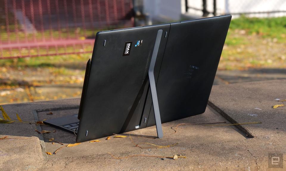 <p>The Spectre Fold's kickstand was to design to sit flush with the body of the laptop when closed.</p>
