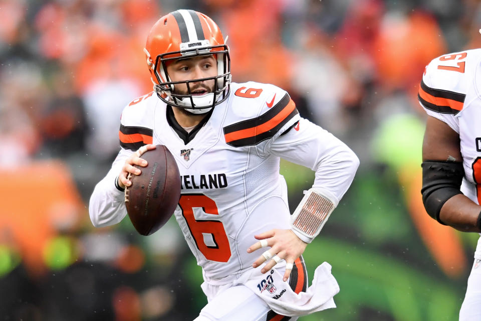 Baker Mayfield looks for an open receiver with the football in his throwing hand.