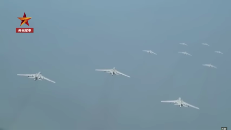 中國官媒《央視》昨日公開9架轟－6K戰機同框畫面，宣揚軍力。（翻攝自央視軍事）