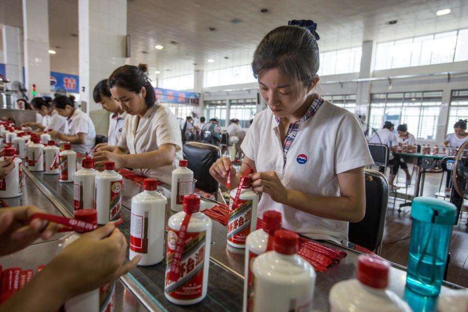 貴州茅台近來股價創歷史新高，連招聘製酒工人都吸引數百萬瀏覽人次擠爆官網。