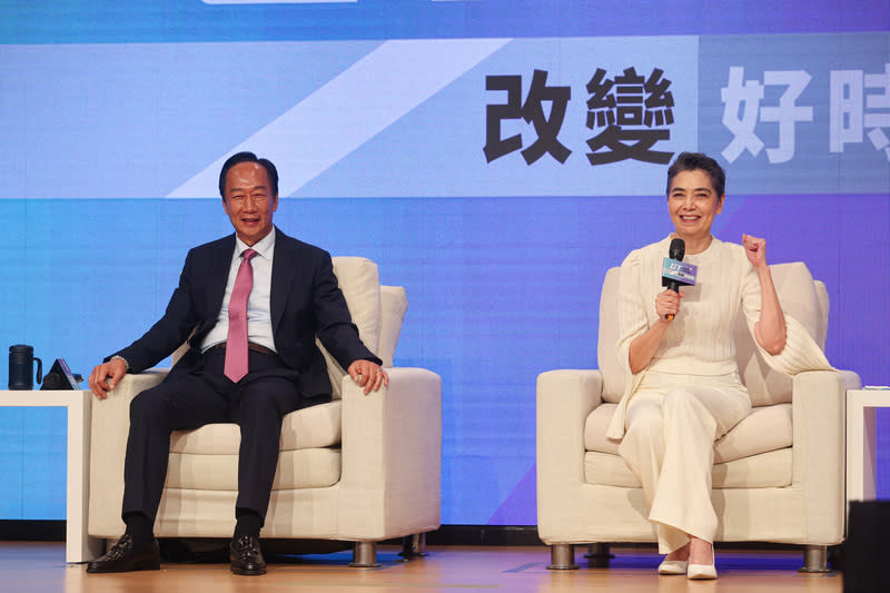 鴻海創辦人郭台銘（左）宣布投入2024總統大選，14日在記者會上介紹副總統人選為藝人賴佩霞（右）， 兩人在會中回應媒體提問。（中央社）