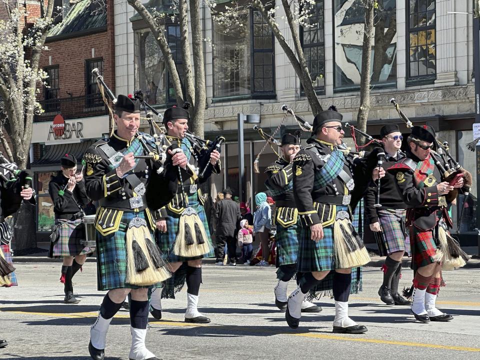 Miembros de la Guardia de Honor y la Banda de la Policía de Kansas City, Kansas, marchan en el Desfile del Día de San Patricio el domingo 17 de marzo de 2024, en Kansas City, Missouri. (Foto AP/Nick Ingram)