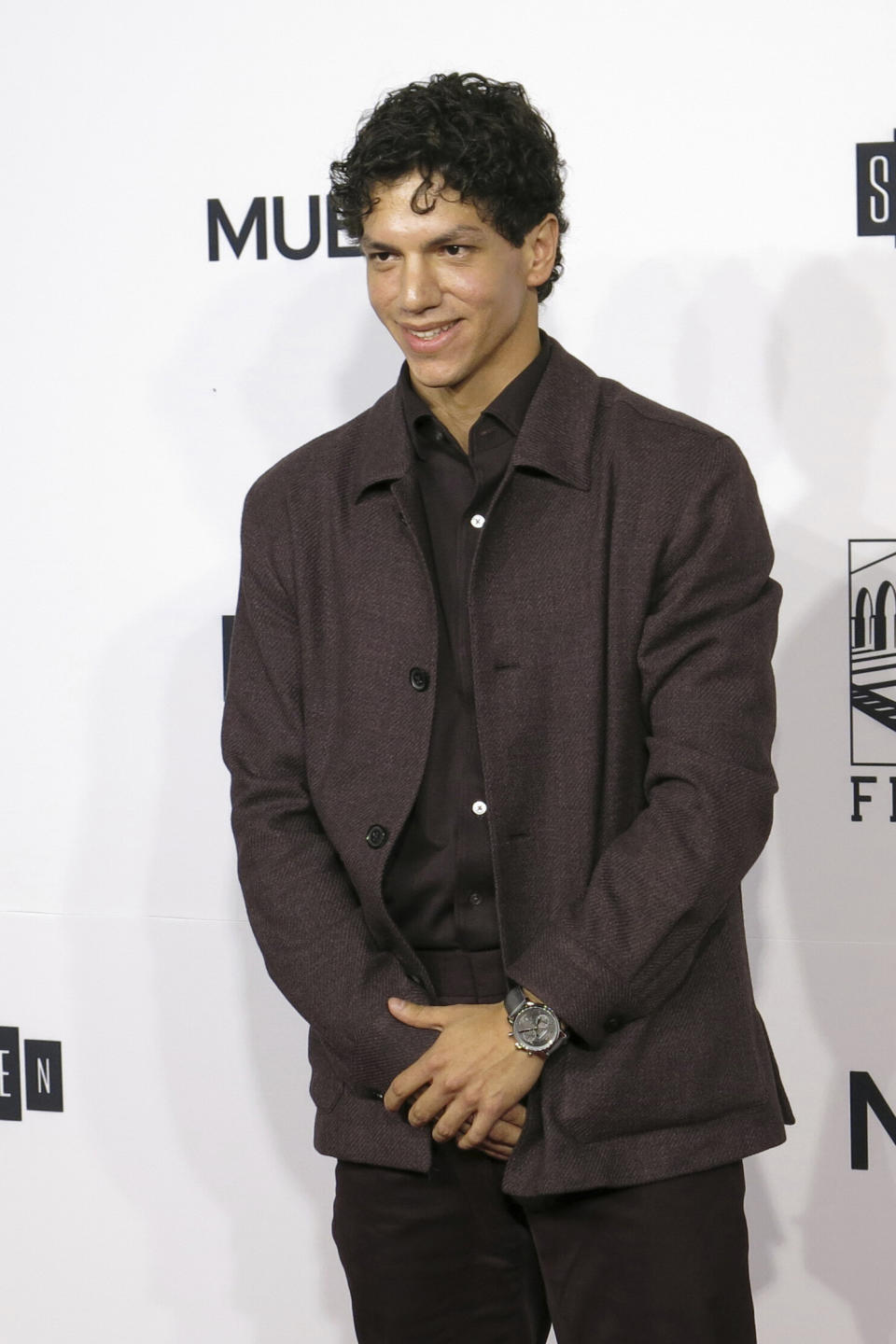 El bailarín y actor mexicano Isaac Hernández posa en la alfombra roja de la película Memory en el Festival Internacional de Cine de Morelia en Morelia, México, el sábado 21 de octubre de 2023. (Foto AP/Berenice Bautista)