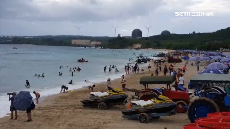 不少遊客到海邊吹海風、泡海水。