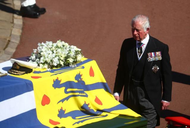 Carlos, Príncipe de Gales, camina detrás del ataúd de su padre, el Príncipe Felipe, Duque de Edimburgo, que está cubierto con su estandarte personal, durante su funeral en la Capilla de San Jorge en el Castillo de Windsor.