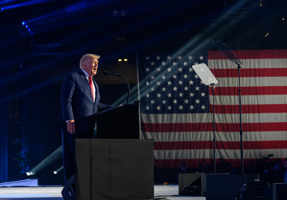 El presidente Donald Trump pronuncia un discurso en la Cumbre de Acción Estudiantil Turning Point USA en Tampa, Florida, el 23 de julio de 2022. (Todd Anderson/The New York Times)