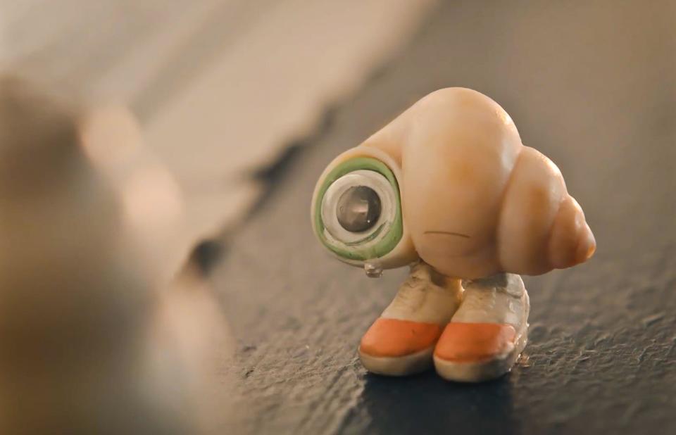 USA. A scene from the (C)A24 new film : Marcel the Shell with Shoes On (2021).  Plot: Feature adaptation of the animated short film interviewing a mollusk named Marcel ( (voiced by  Jenny Slate ).  Ref: LMK110-J8706-180123 Supplied by LMKMEDIA. Editorial Only. Landmark Media is not the copyright owner of these Film or TV stills but provides a service only for recognised Media outlets. pictures@lmkmedia.com