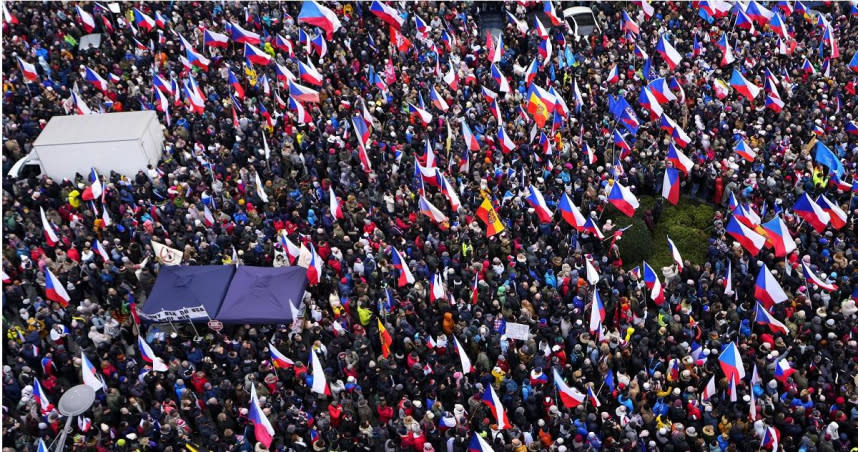 數以千計民眾11日走上捷克首都布拉格街頭，以表達對政府施政方針與通膨飆升的不滿。（圖／達志／美聯社）