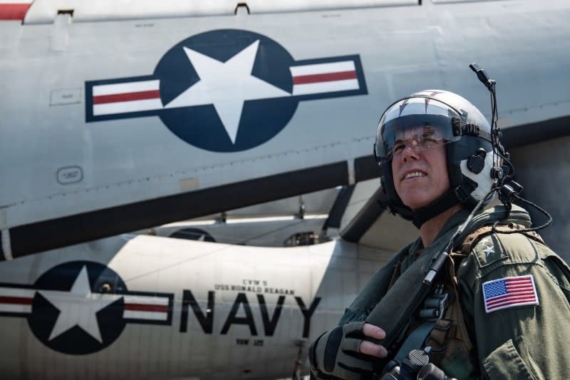 2019年9月，美軍第七艦隊司令湯瑪斯（Karl Thomas）在雷根號航母甲板準備登上E-2D空中預警機。（美國海軍官網）