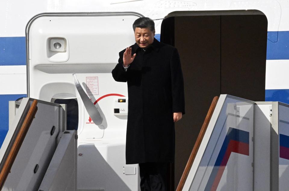 Xi Jinping, à la sortie de l’avion qui l’a conduit ce lundi 20 mars en Russie, pour rencontrer son homologue russe Vladimir Poutine. 