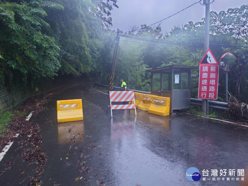 颱風來襲山區恐坍方，大溪警封路管制人車。