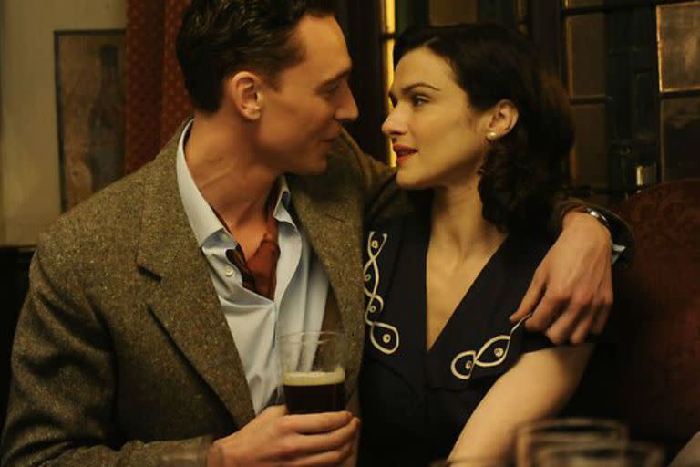 Tom Hiddleston y Rachel Weisz en The Deep Blue Sea