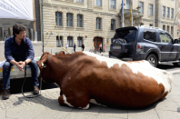 Ein Bauer und seine Kuh protestieren während des „Milchgipfels“ im Bundesministerium für Ernährung und Landwirtschaft gegen den aktuellen Abfall des Milchpreises. (Bild: Maurizio Gambarni/EPA)