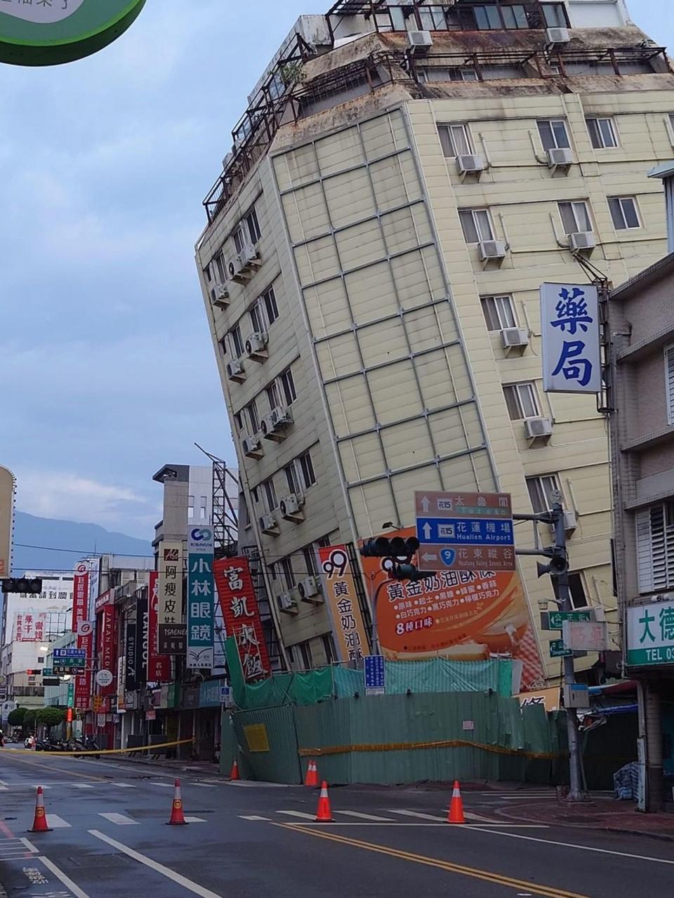 今天凌晨餘震不斷，花蓮富凱大飯店傾倒，現場拉起封鎖線。（翻攝自記者爆料網）