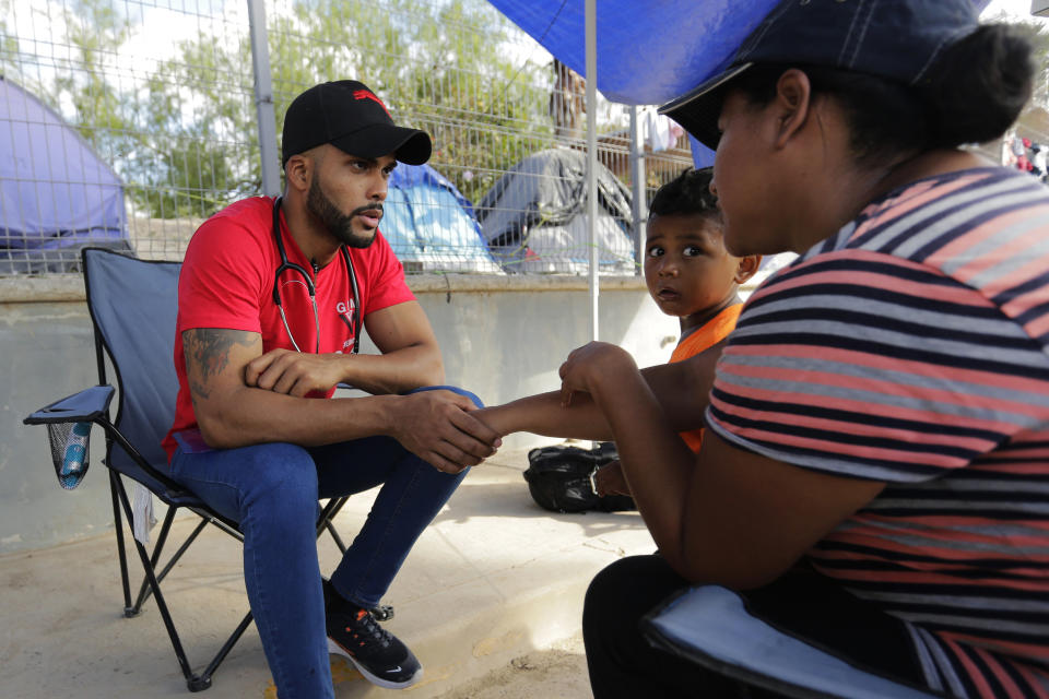 Un médico cubano que se identificó como Dairon atiende a migrantes que piden asilo en EEUU en un campamento de refugiados de Matamoros, México, el 6 de noviembre del 2019. (AP Photo/Eric Gay)