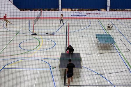 Residents of Fort McMurray, who were evacuated from wildfires, take part in sport activities after assembling at the Bold Centre in Lac La Biche, Alberta, Canada May 9, 2016. REUTERS/Topher Seguin