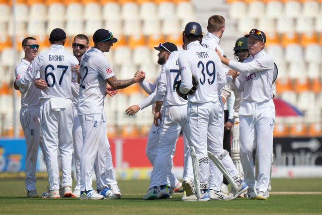 England's players congratulate each other after beating Pakistan