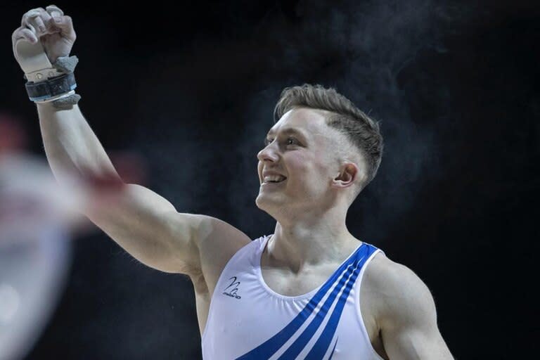 El medallista olímpico recibió un puñetazo del hombre más fuerte del mundo que lo hizo volar por los aires Foto: Instagram