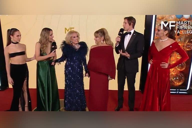 Mirtha, en cambio, decidió ir a la entrega rodeada de las mujeres de su familia