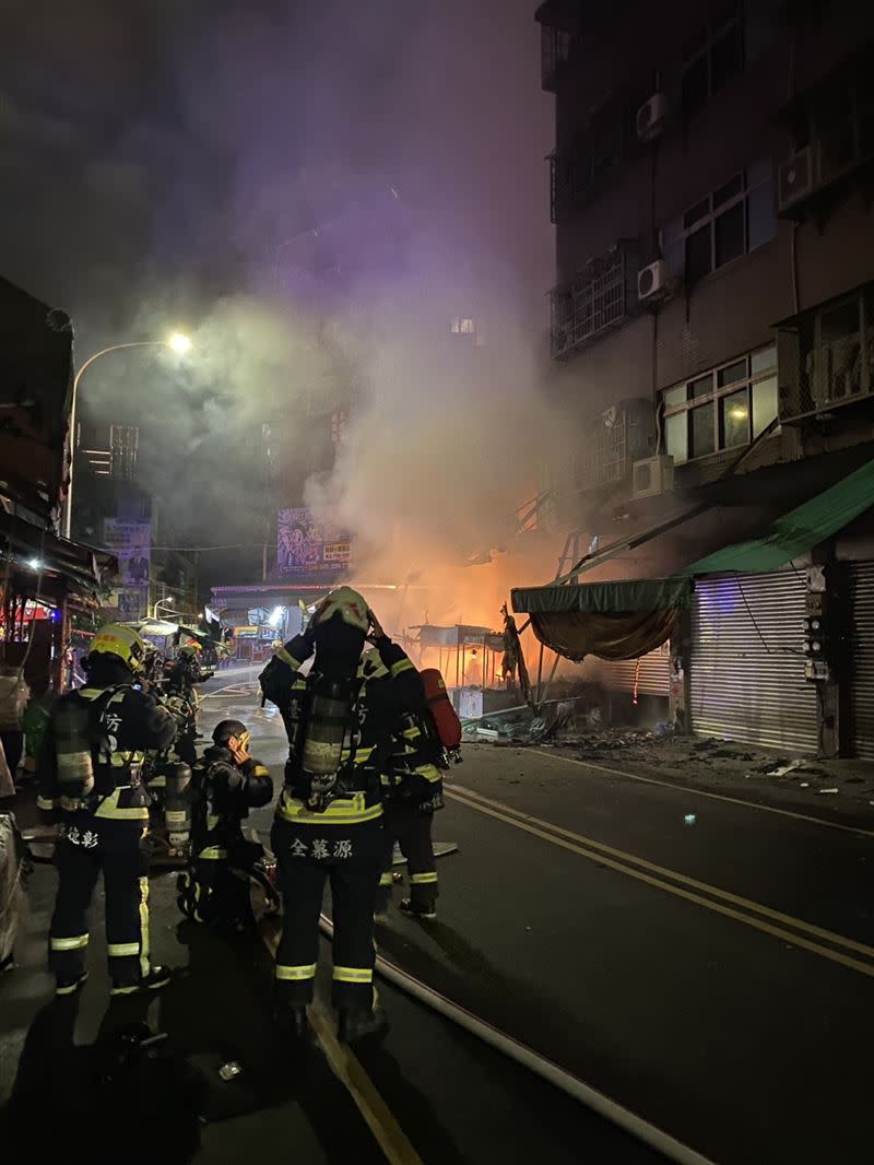 火警迅速被消防隊消滅，市場內有七八攤的商家全部燒光。(圖/翻攝畫面)