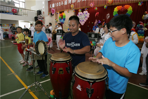 海軍軍樂隊四日前往澎湖縣西嶼鄉進行全民國防樂教活動演出，隊員們帶領學童實際體驗並搭配詳細解說，以寓教於樂的方式認識樂器。（軍聞社記者李一豪攝）