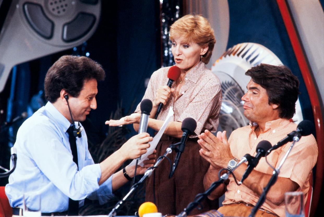 Michel Drucker et Bernard Tapie, avec la chanteuse Nicole Croisille, dans un studio d'Europe 1 en juillet 1985 - Pascal George - AFP