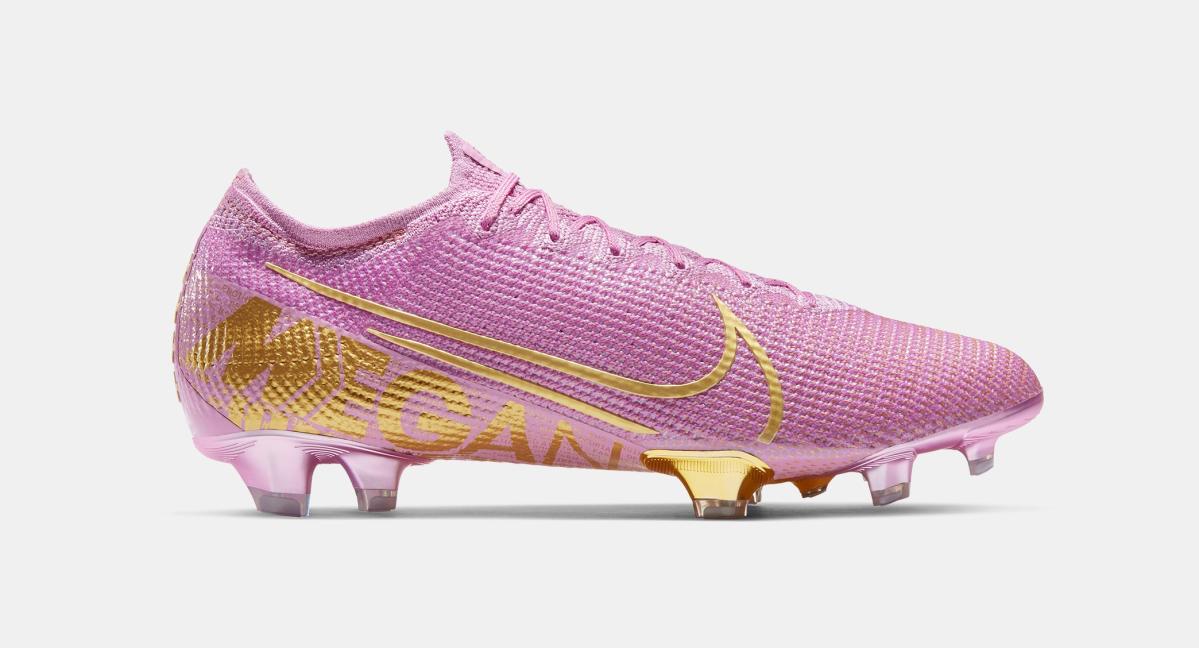 Ventilar Color de malva Completo Nike Celebrates Soccer Star Megan Rapinoe With Pink Cleats Inspired by Her  Hair Color