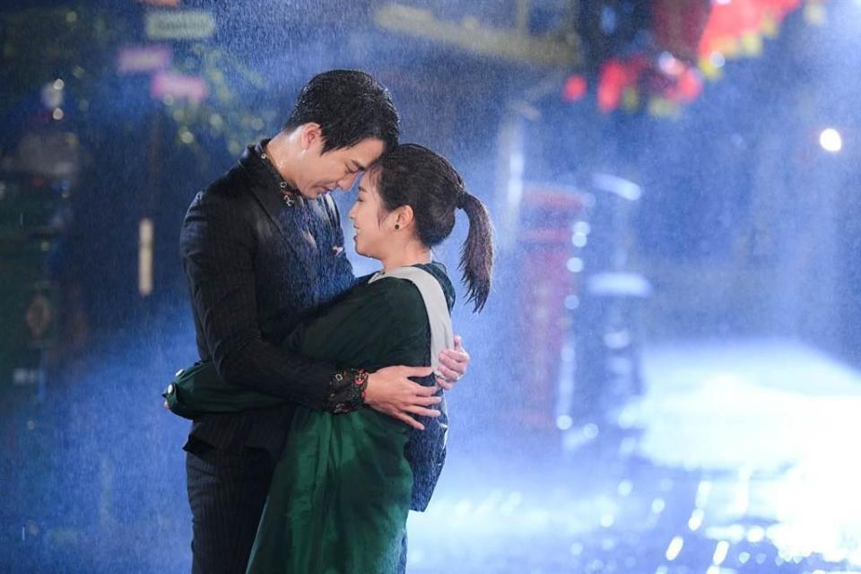 梁舒涵與邱昊雨這場雨中擁吻戲，在寒流中拍得十分辛苦。（三立提供）