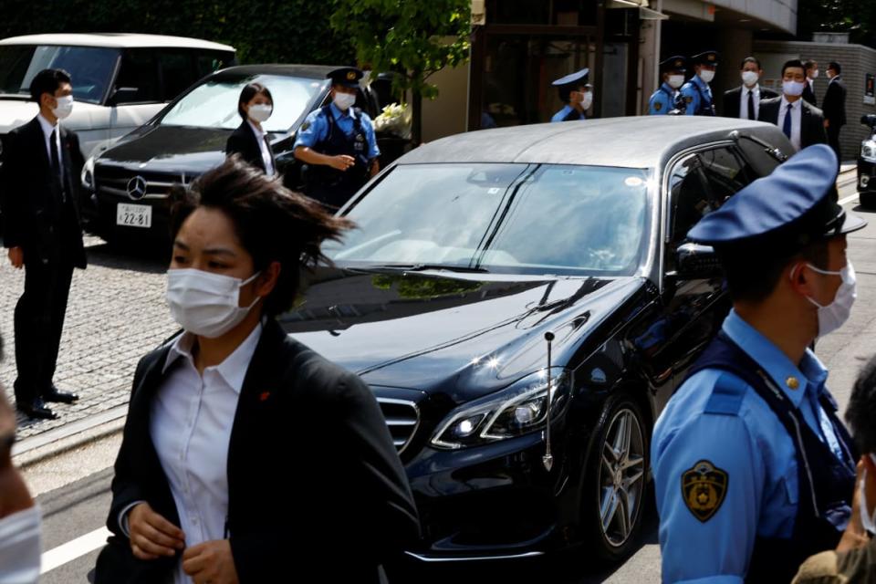 <div class="inline-image__title">JAPAN-ABE/</div> <div class="inline-image__caption"><p>A vehicle believed to be carrying the body of former Japanese Prime Minister Shinzo Abe arrives at his residence in Tokyo, Japan.</p></div> <div class="inline-image__credit">Kim Kyung-Hoon</div>