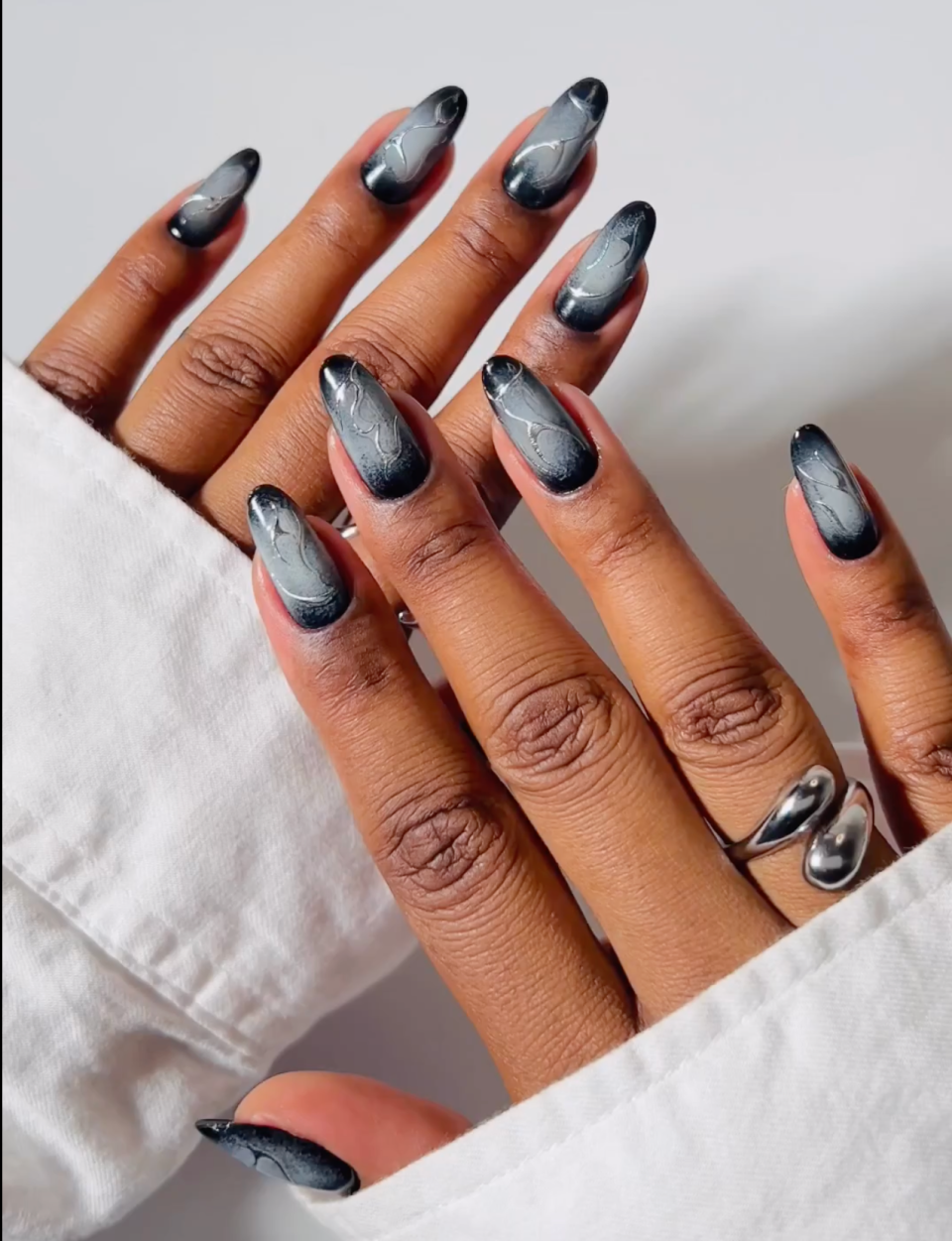 <h1 class="title">molten-chrome-nails-2024-nail-art-trends.png</h1><cite class="credit">Instagram / @brushedbyb\_</cite>