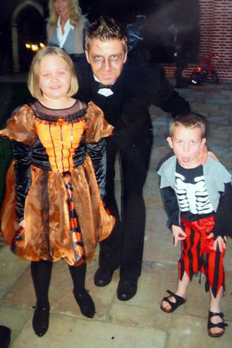 David Beckham junto a sus sobrinos Georgina y Freddie en una fiesta de disfraces/Cortesía The Mirror