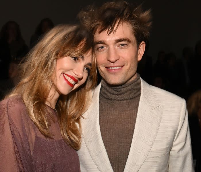 Suki Waterhouse y Robert Pattinson posando por primera vez el pasado diciembre