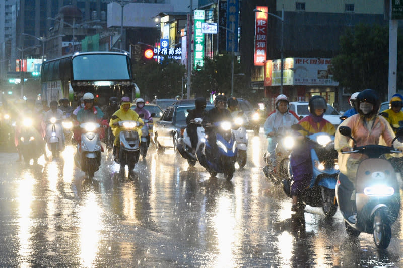 台灣南部地區連日降雨且雨勢不小，高雄市區20日傍晚仍持續下雨，路上機車騎士個個全副武裝，穿好雨衣奔馳街頭。中央社記者董俊志攝　107年6月20日