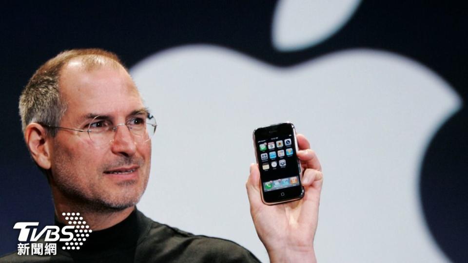 蘋果創辦人賈伯斯，向大眾介紹第一代iPhone智慧手機。（圖／達志影像美聯社）