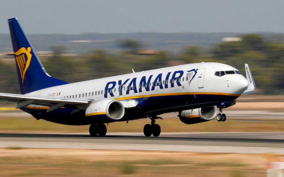 FILE PHOTO: FILE PHOTO: A Ryanair Boeing 737-800 airplane takes off from the airport in Palma de Mallorca, Spain, July 29, 2018. REUTERS/Paul Hanna/File Photo/File Photo - Paul Hanna/REUTERS