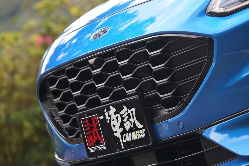 更具運動風格的霧黑蜂巢式格柵水箱護罩也源自於EcoBoost 250 AWD ST-Line Performance車型。